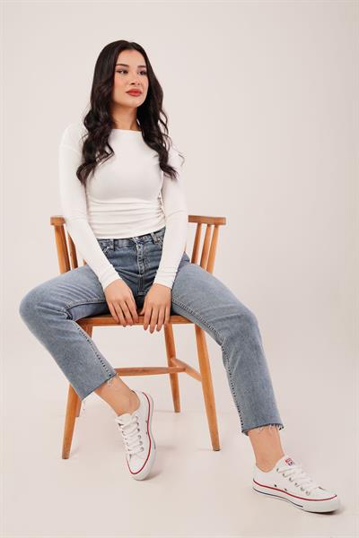 Yan Büzgülü Geniş Yaka Beyaz Bluz