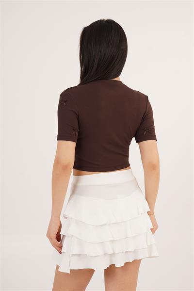 Fiyonk Detaylı Kahverengi Crop Tişört	