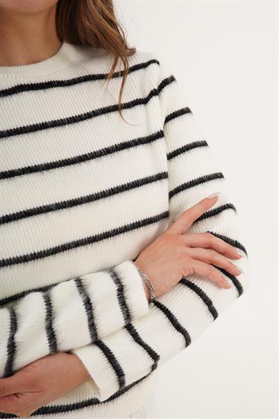 Şardonlu Çizgili Ekru Triko Kazak