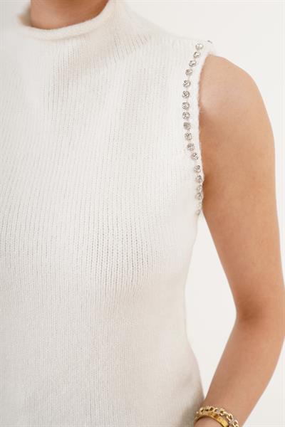 Sıfır Kol Taş İşlemeli Beyaz Triko Süveter