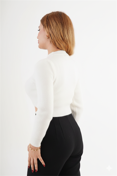 Taş İşlemeli Dekolte Detaylı Beyaz Kısa Kazak