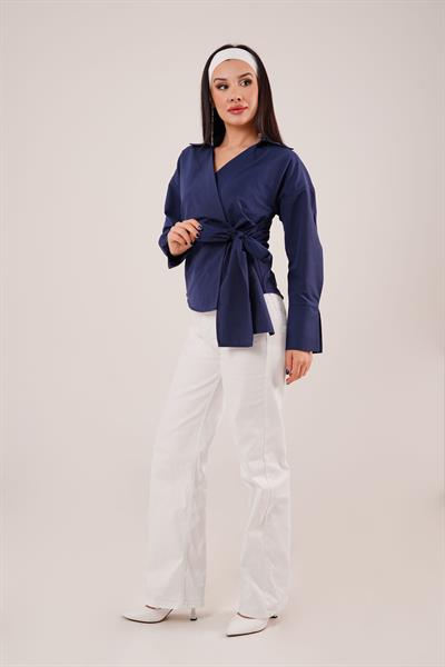 Kruvaze Yaka Yandan Bağlama Detaylı Lacivert Gömlek	