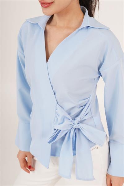 Kruvaze Yaka Yandan Bağlama Detaylı Bebe Mavisi Gömlek	