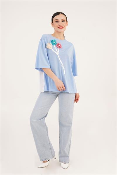 Üç Gül İşlemeli Arkası Yırtmaçlı Mavi Tişört