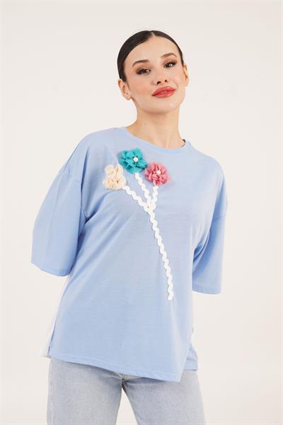 Üç Gül İşlemeli Arkası Yırtmaçlı Mavi Tişört