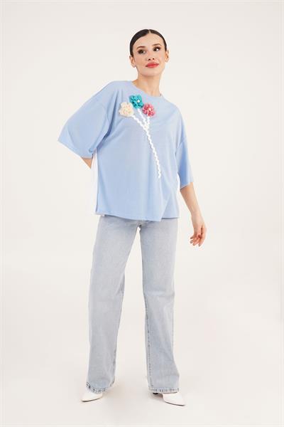 Üç Gül İşlemeli Arkası Yırtmaçlı Mavi Tişört