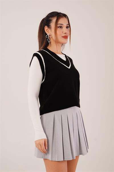 V Yaka Çizgi Şeritli Siyah Triko Süveter