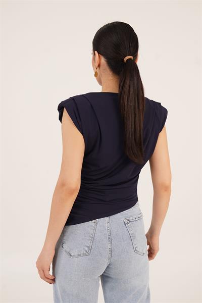 Vatkalı Asimetrik Yandan Büzgülü Lacivert Bluz	