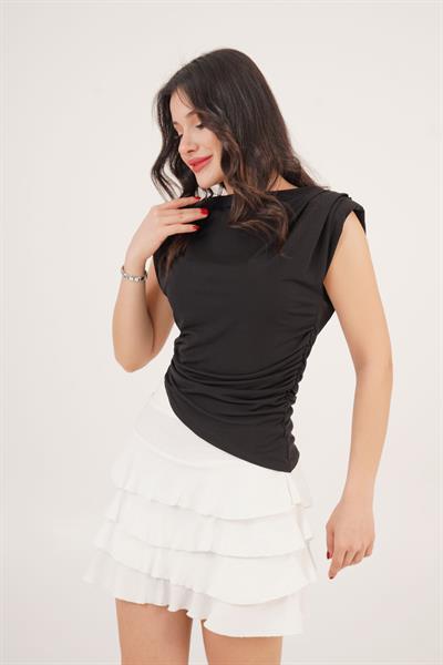 Vatkalı Asimetrik Yandan Büzgülü Siyah Bluz	