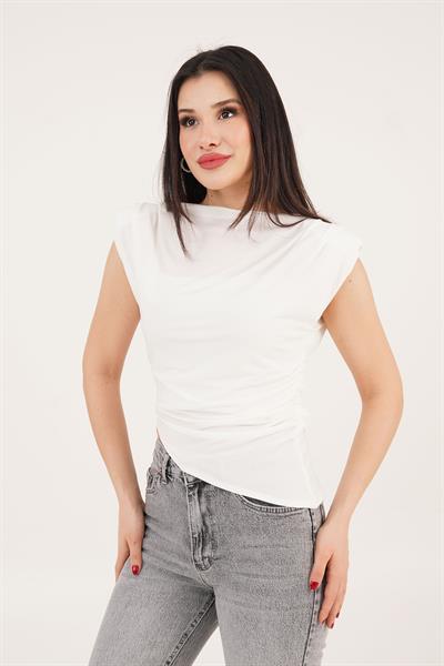 Vatkalı Asimetrik Yandan Büzgülü Beyaz Bluz
