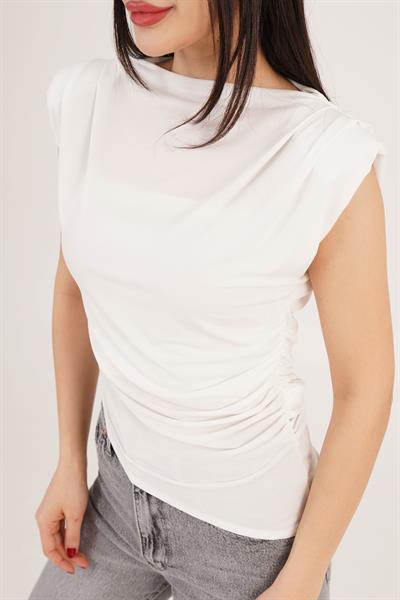 Vatkalı Asimetrik Yandan Büzgülü Beyaz Bluz