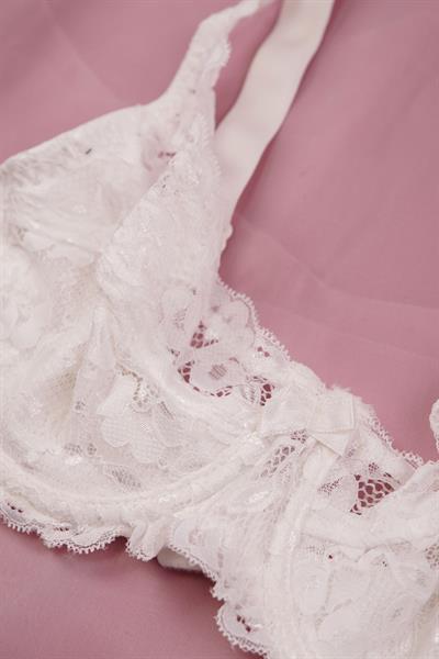 Velvet Dreams Serisi Dantelli Beyaz Bralet Sütyen