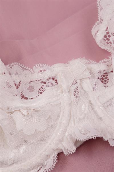 Velvet Dreams Serisi Dantelli Beyaz Bralet Sütyen