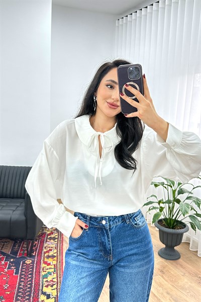 Yaka Bağlamalı Dökümlü Beyaz Bluz