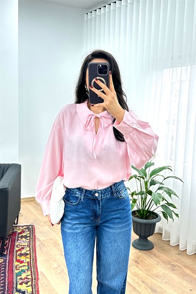 Yaka Bağlamalı Dökümlü Pembe Bluz