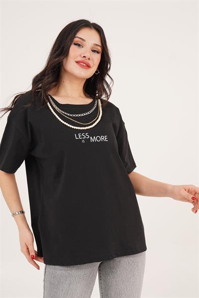 Yakası Zincir Detaylı Yazı Baskılı Siyah Tişört