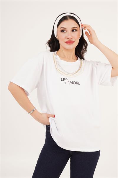 Yakası Zincir Detaylı Yazı Baskılı Beyaz Tişört