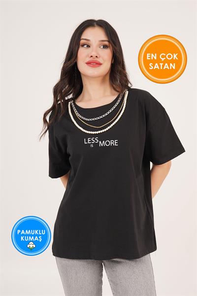 Yakası Zincir Detaylı Yazı Baskılı Siyah Tişört