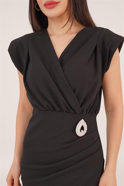 Kruvaze Yaka Kısa Kollu Broş Detaylı Siyah Elbise