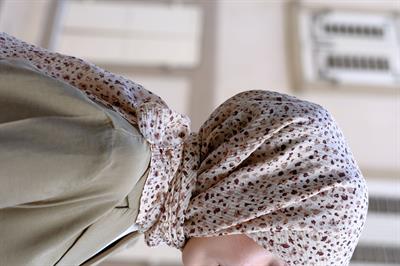 Çiçek Desenli Bürümcük Eşarp Bej