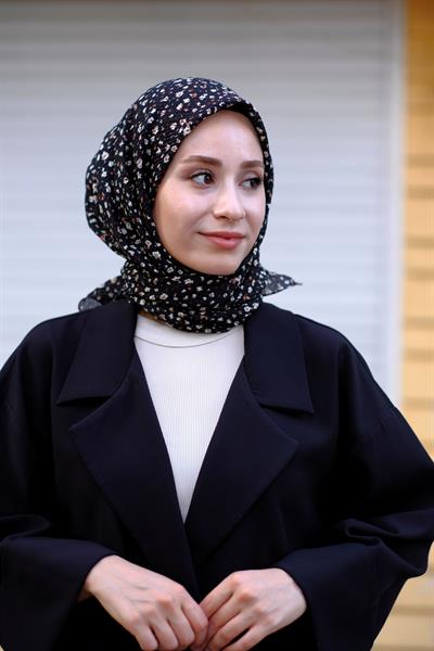 Çiçek Desenli Bürümcük Eşarp Siyah