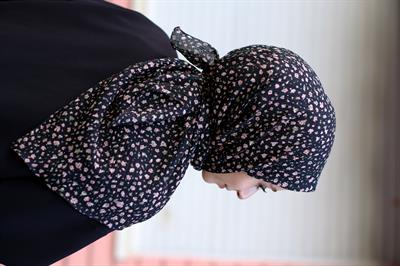 Çiçek Desenli Bürümcük Eşarp Siyah - Pembe