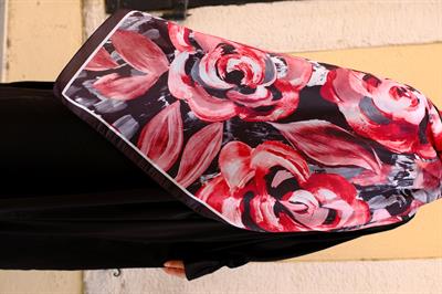 Gül Desenli Şal Siyah