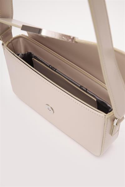 Üçgen Tokalı Çanta Krem