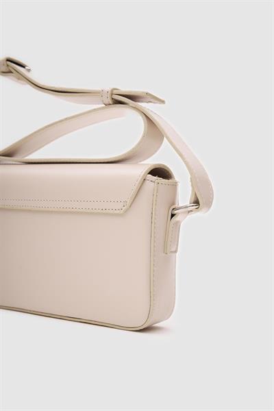 Üçgen Tokalı Çanta Krem