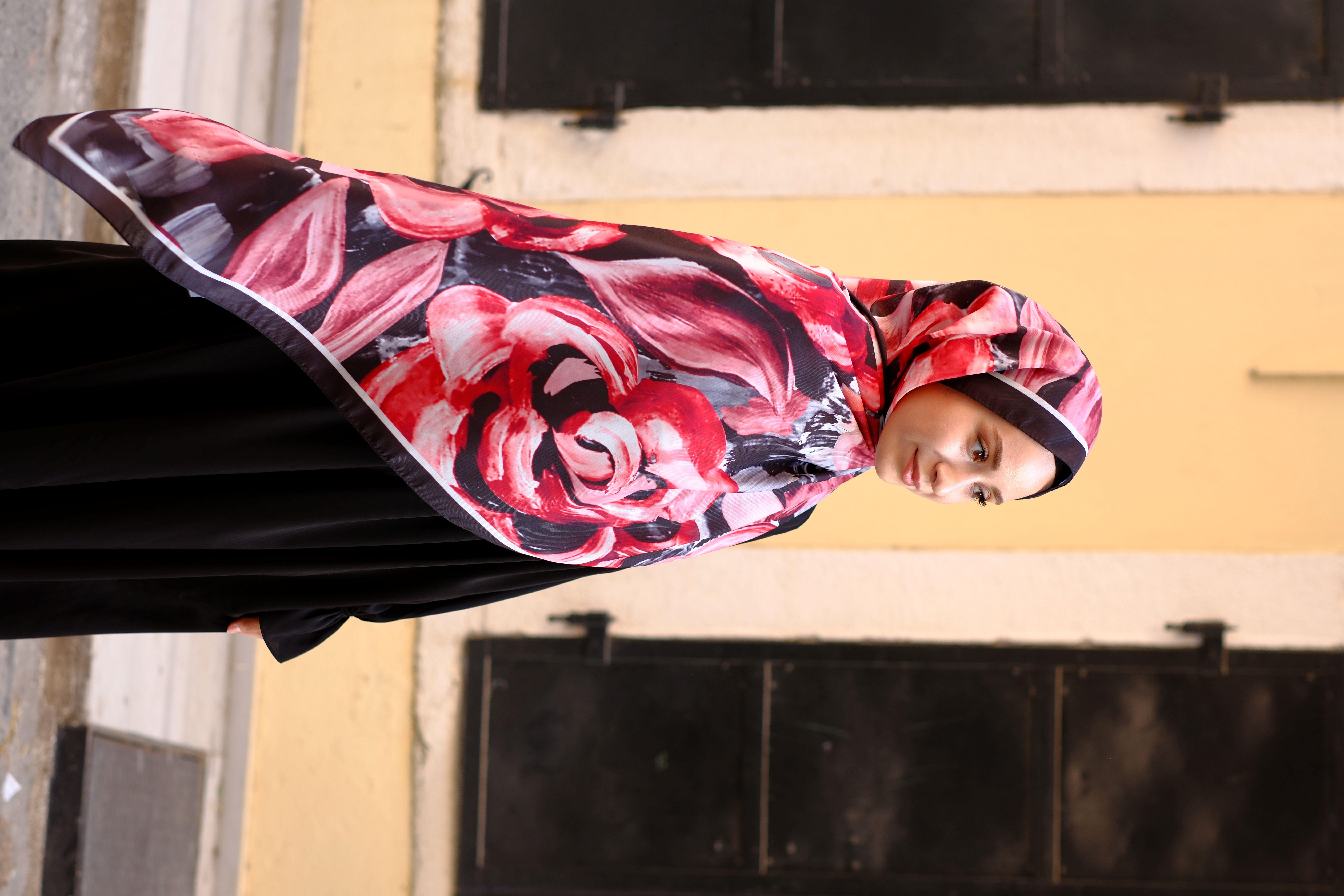 Gül Desenli Şal Siyah