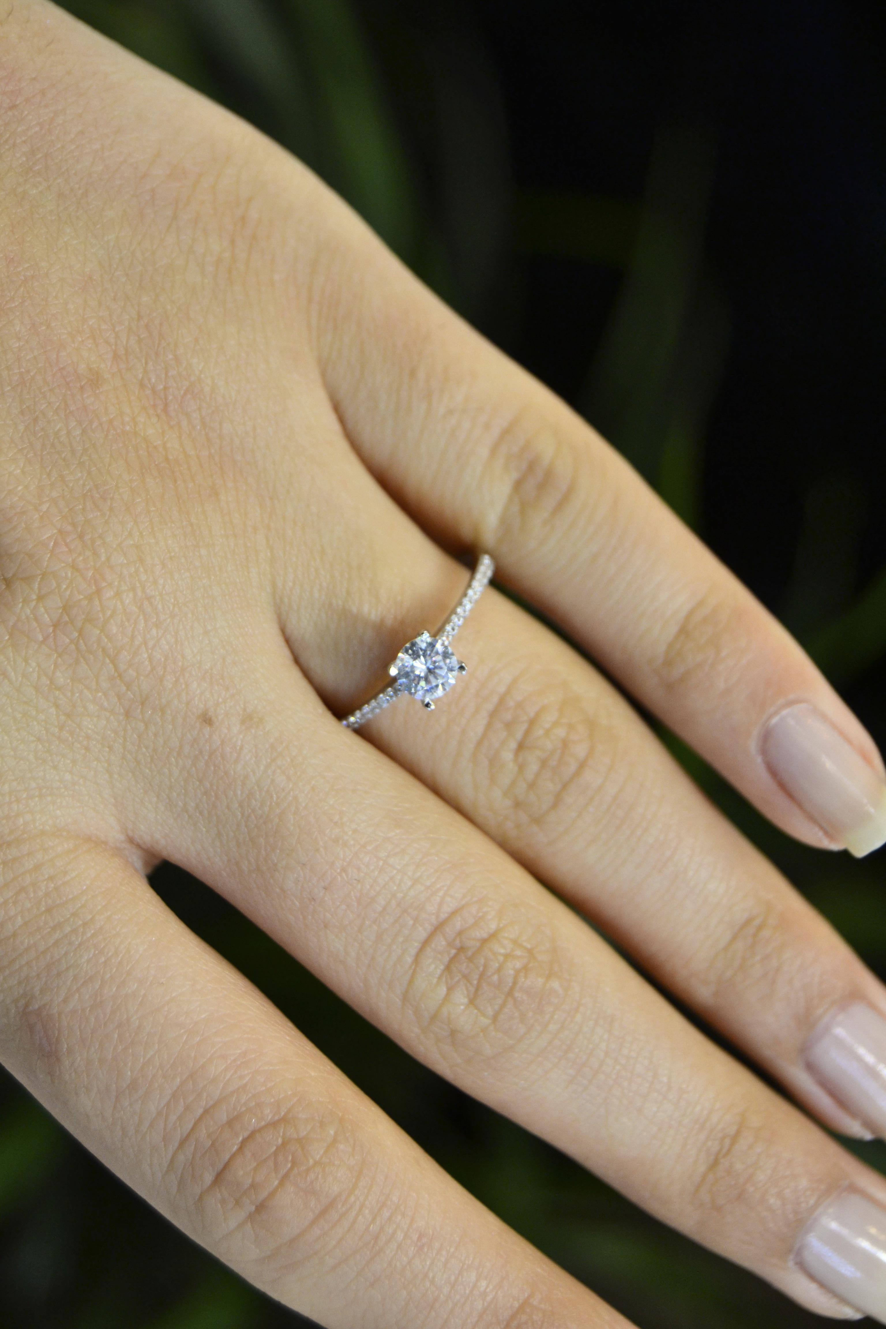 TAŞ ÇERÇEVELİ TEKTAŞ