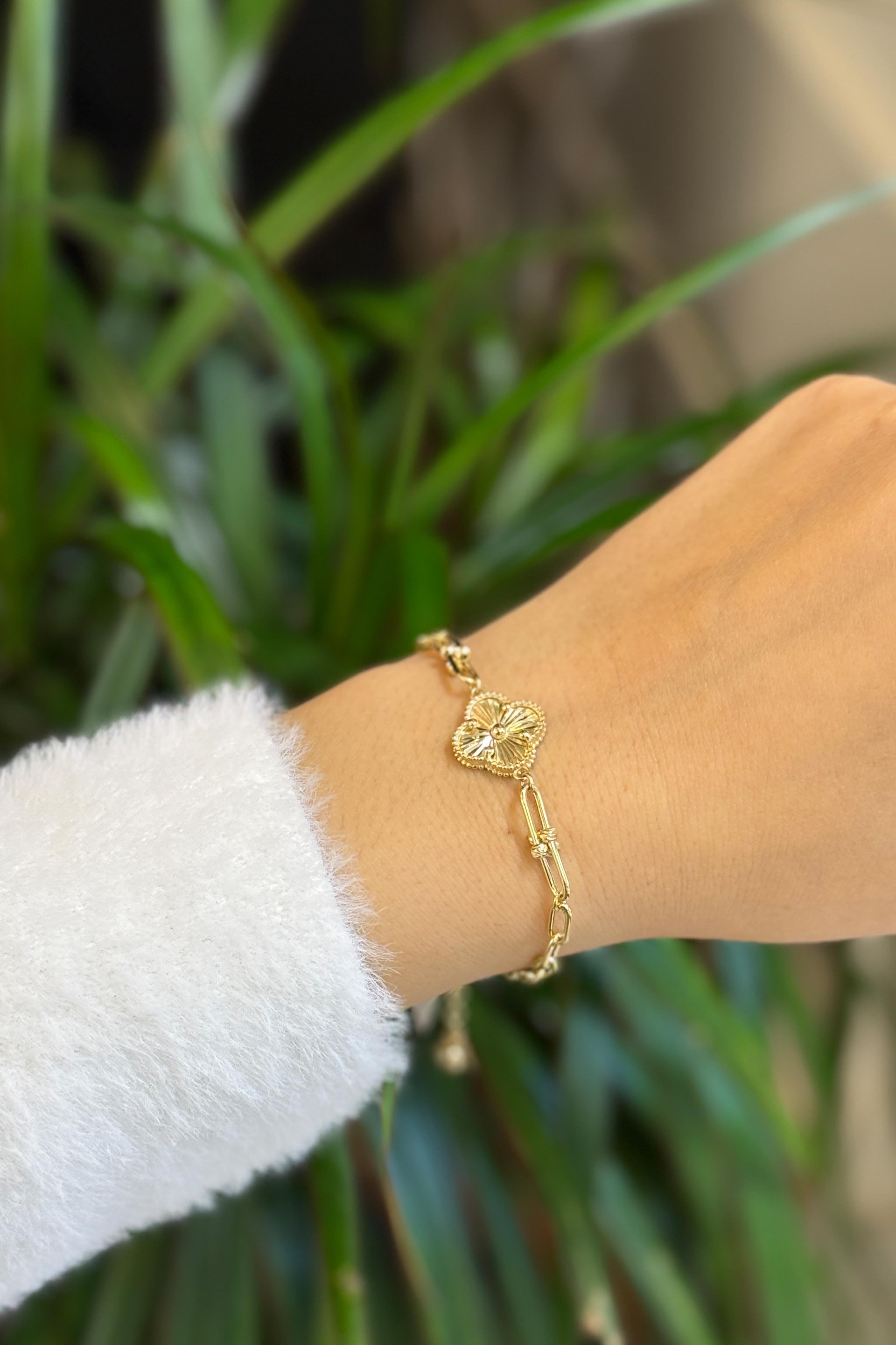 Yonca Motif Gold Bileklik