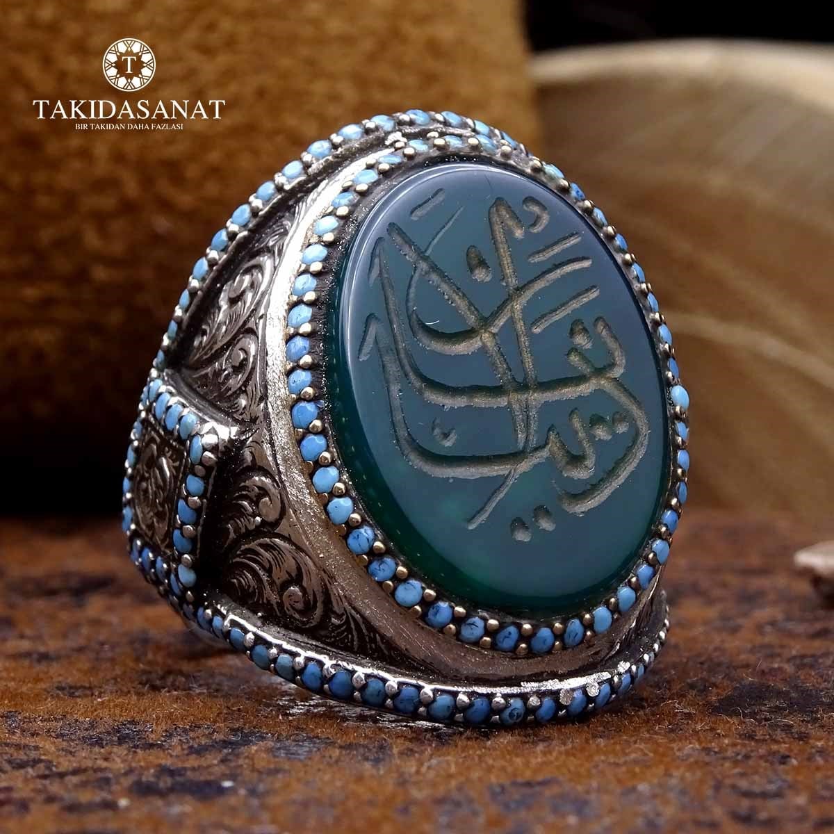 Akik Taşa Yalan Dünya Yazılı Kalem İşlemeli Usta İşi Gümüş Yüzük