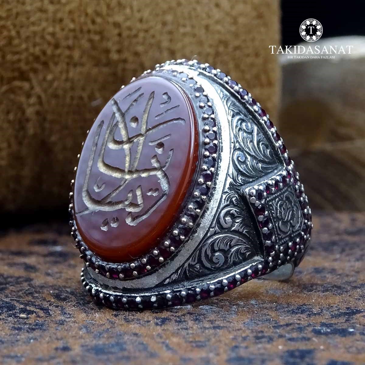 Akik Taşa Yalan Dünya Yazılı Kalem İşlemeli Usta İşi Gümüş Yüzük
