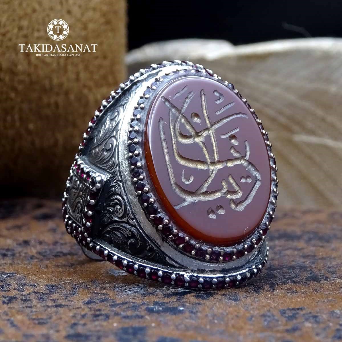 Akik Taşa Yalan Dünya Yazılı Kalem İşlemeli Usta İşi Gümüş Yüzük