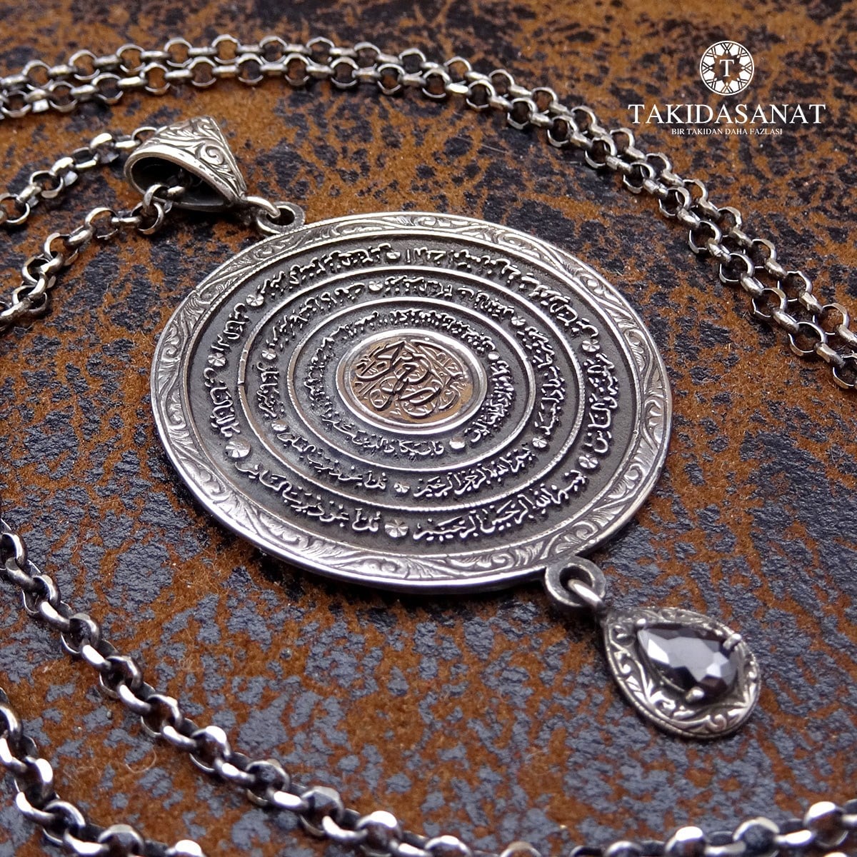 Kişi Sevdiği ile Beraberdir Yazılı Kalem İşlemeli Gümüş Madalyon