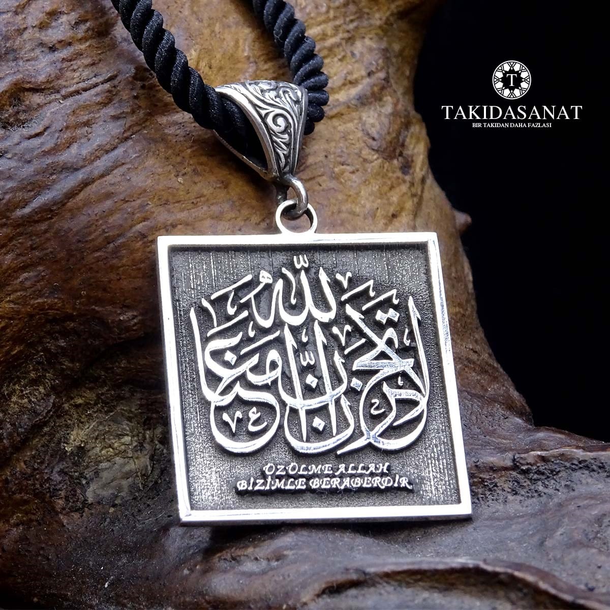 Üzülme Allah Bizimle Beraberdir Yazılı Kare Kabartma Gümüş Madalyon