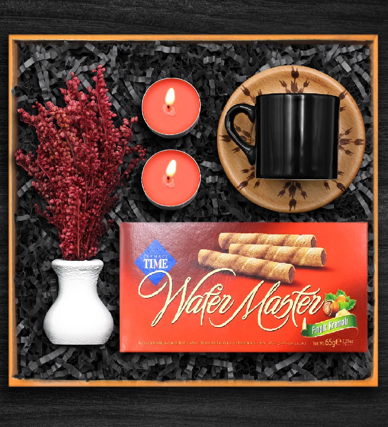 Ahşap Altlıklı Siyah Fincan & Wafer Master Gofret & Masa Çiçeği & 2'li Mini Mum Hediye Seti