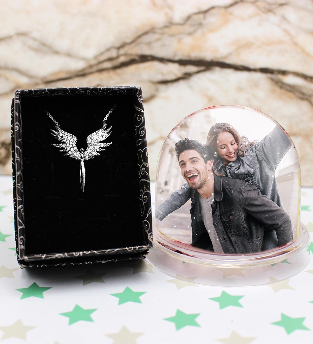 Kişiye Özel Çift Taraflı Fotoğraflı Kar Küresi & Gümüş Kaplama Mikail Melek Kolye Hediye Seti
