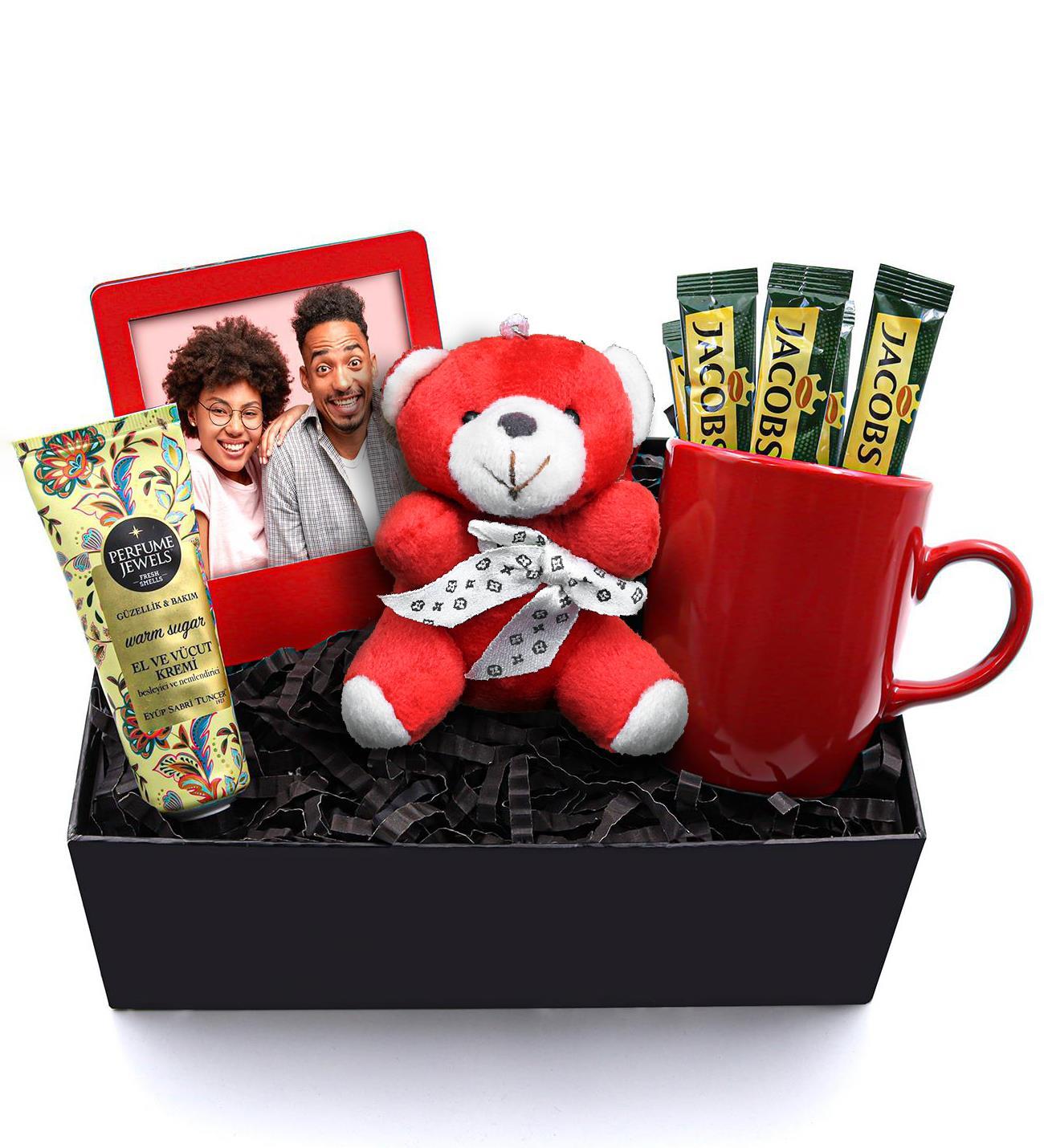 Kişiye Özel Fotoğraflı Çerçeve & Mini Peluş Ayıcık & Kırmızı Kupa & El ve Vücut Kremi & 5ad Tek Kullanımlık Jacobs Kahve Hediye Seti