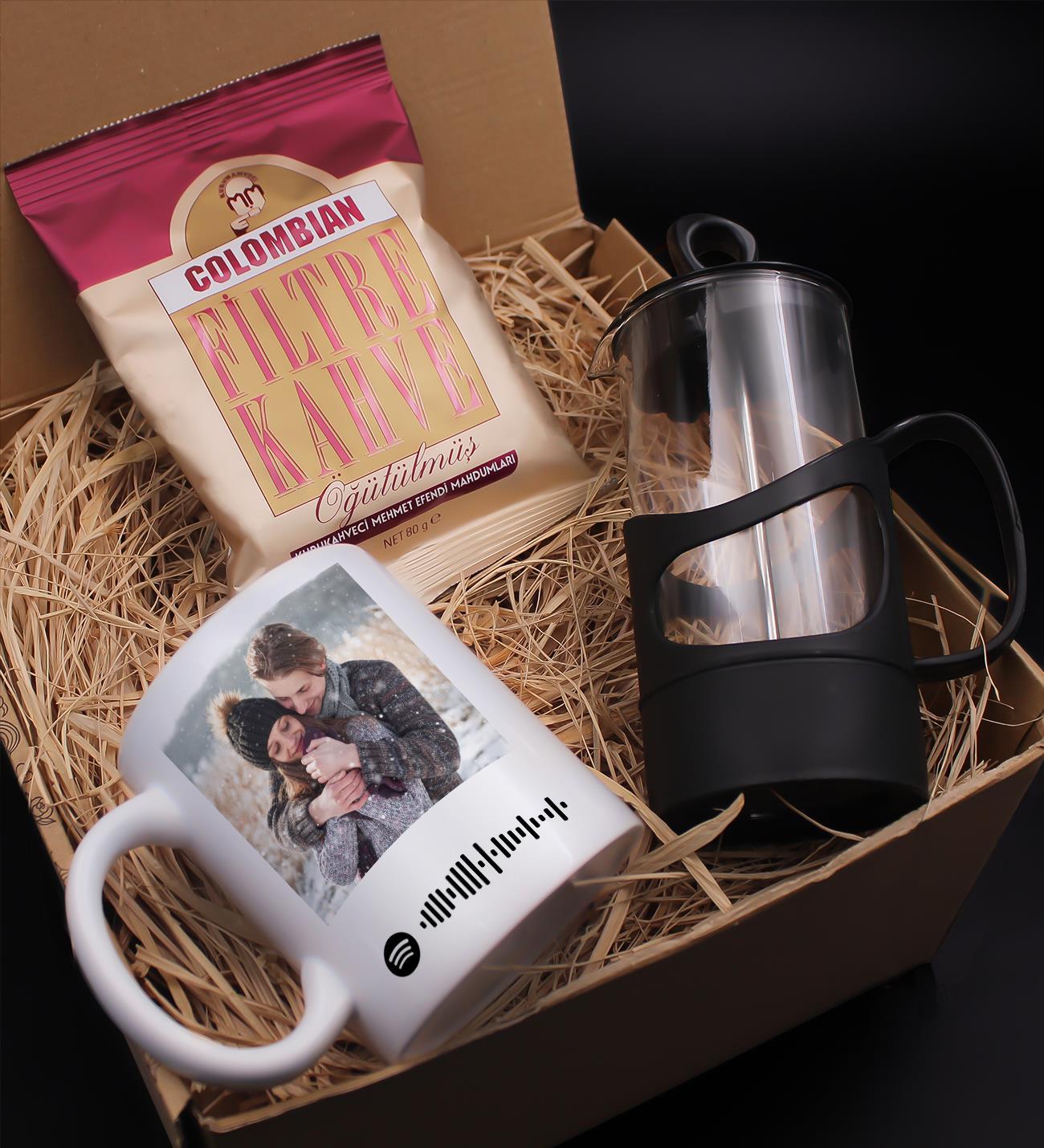 Kişiye Özel Fotoğraflı ve Spotify Kodlu Kupa & French Press & Colombian Taze Filtre Kahve Hediye Seti