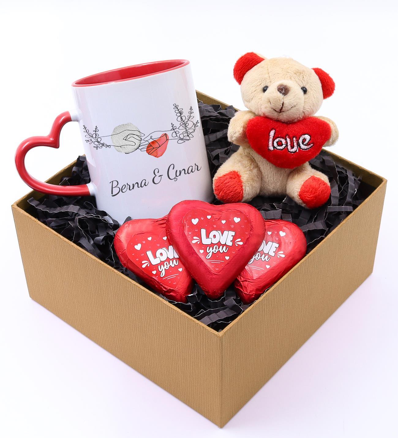 Kişiye Özel Kalp Kulplu Kupa & Mini Love Ayıcık & 3 Adet Kalp Çikolata Hediye Seti 