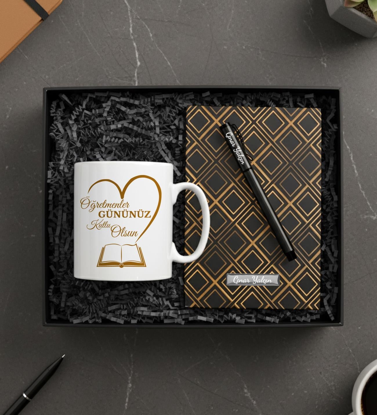 Öğretmenler Gününe Özel İsim Baskılı Hediye Seti (Kupa & Gold Renk Defter & Roller Kalem)