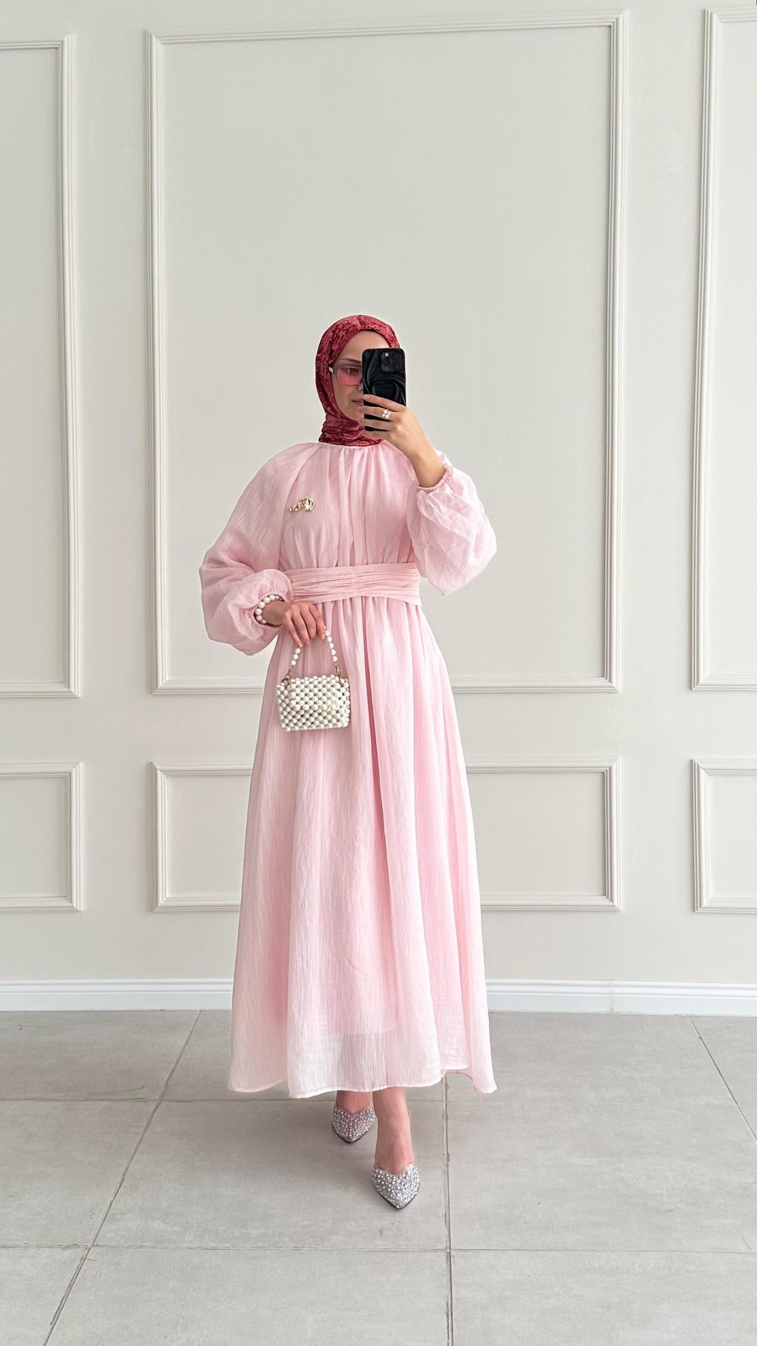 Angelina Broş Detaylı Pembe Elbise