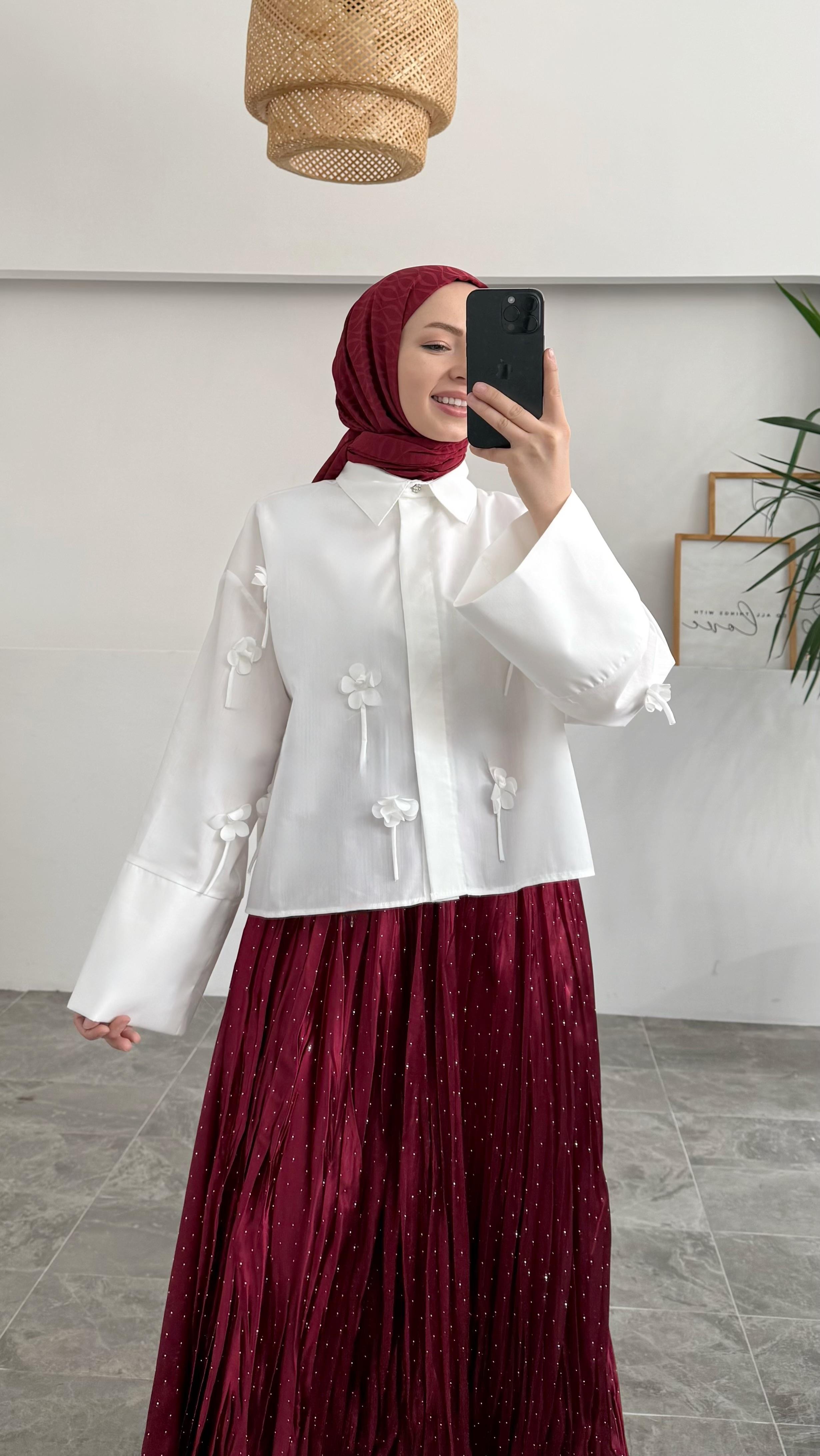 Bahar Çiçekli Beyaz Gömlek