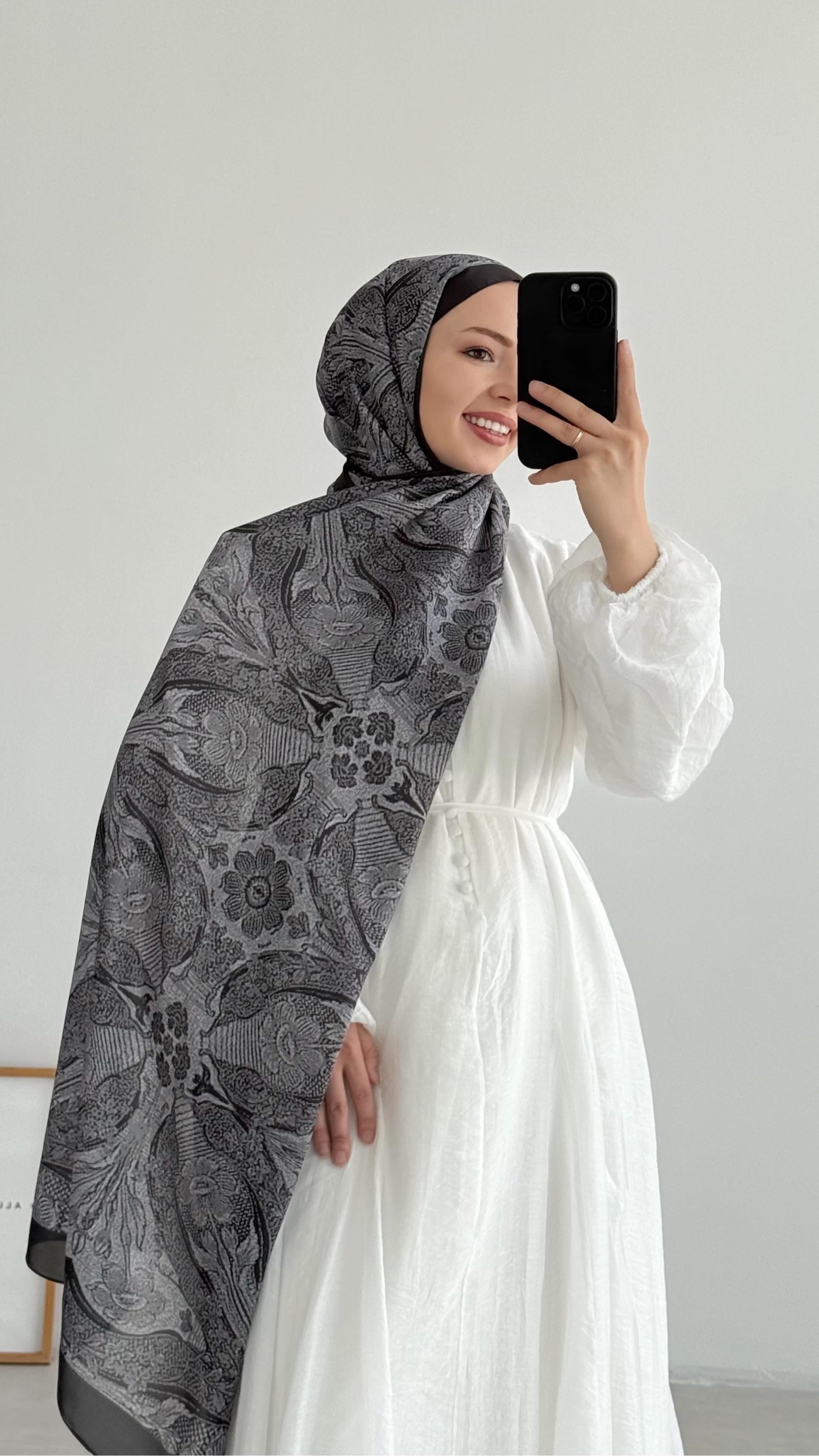 Bella İpeksi Violet Desenli Siyah Şal