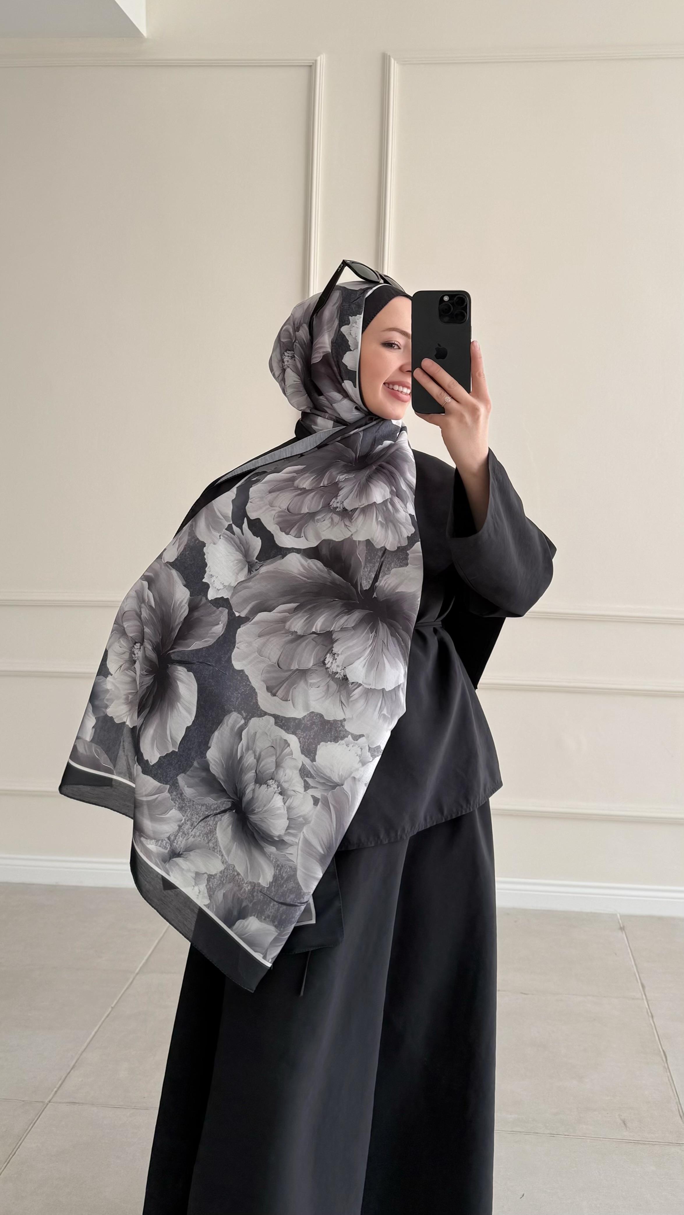 Flower Siyah Desenli Şal