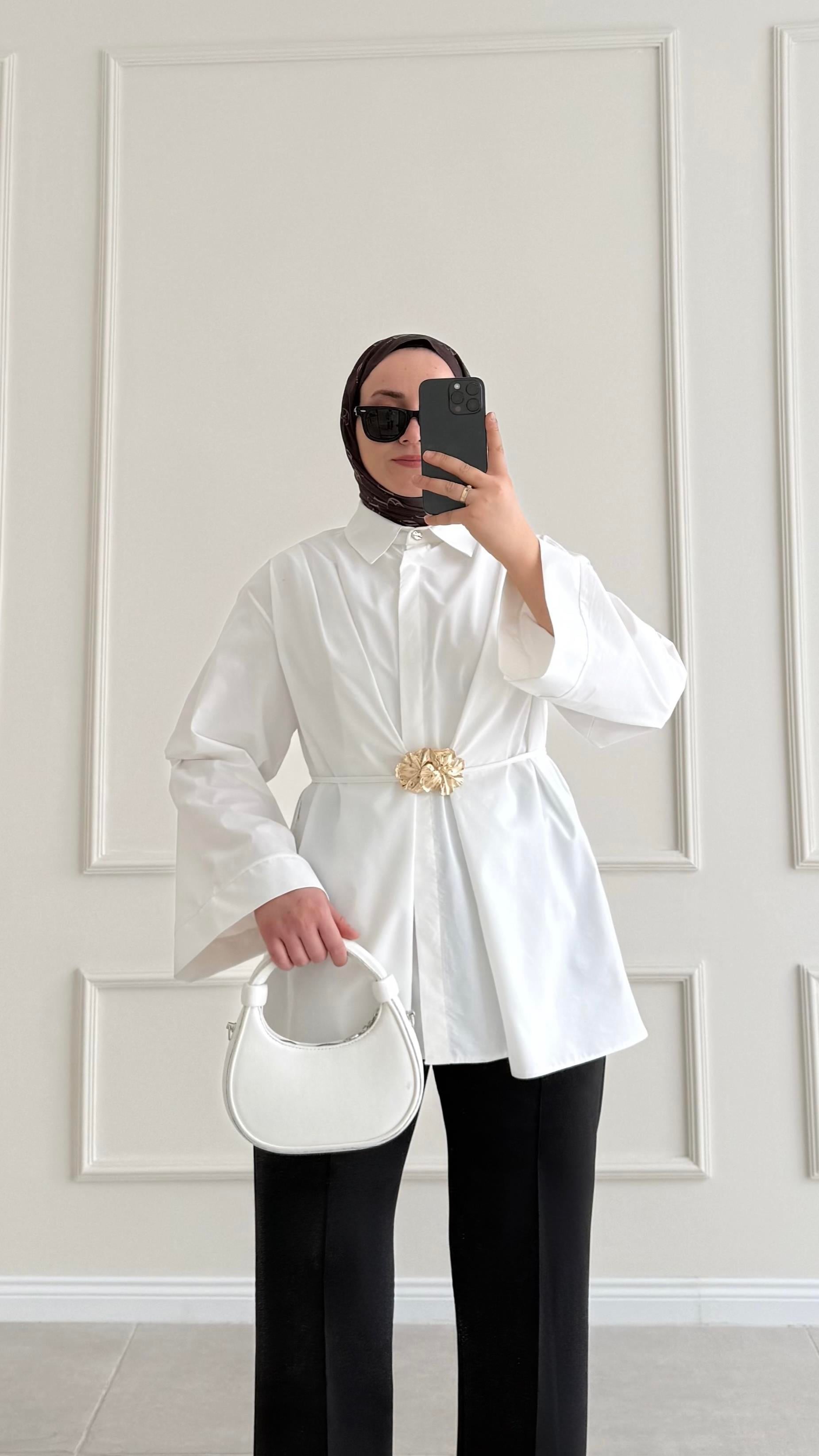 Ladonna Gold Broş Detaylı Beyaz Tasarım Gömlek