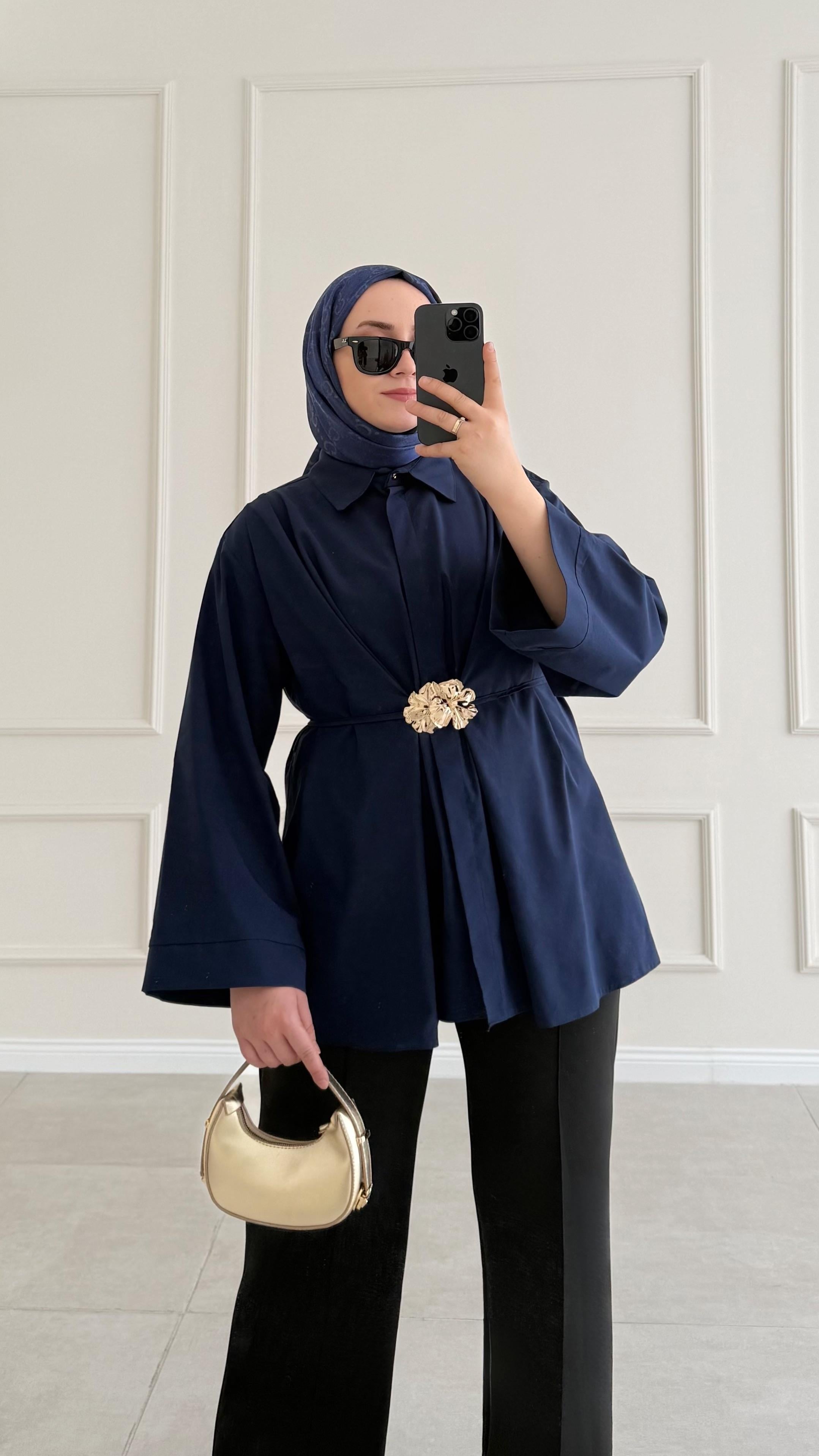 Ladonna Gold Broş Detaylı Lacivert Tasarım Gömlek