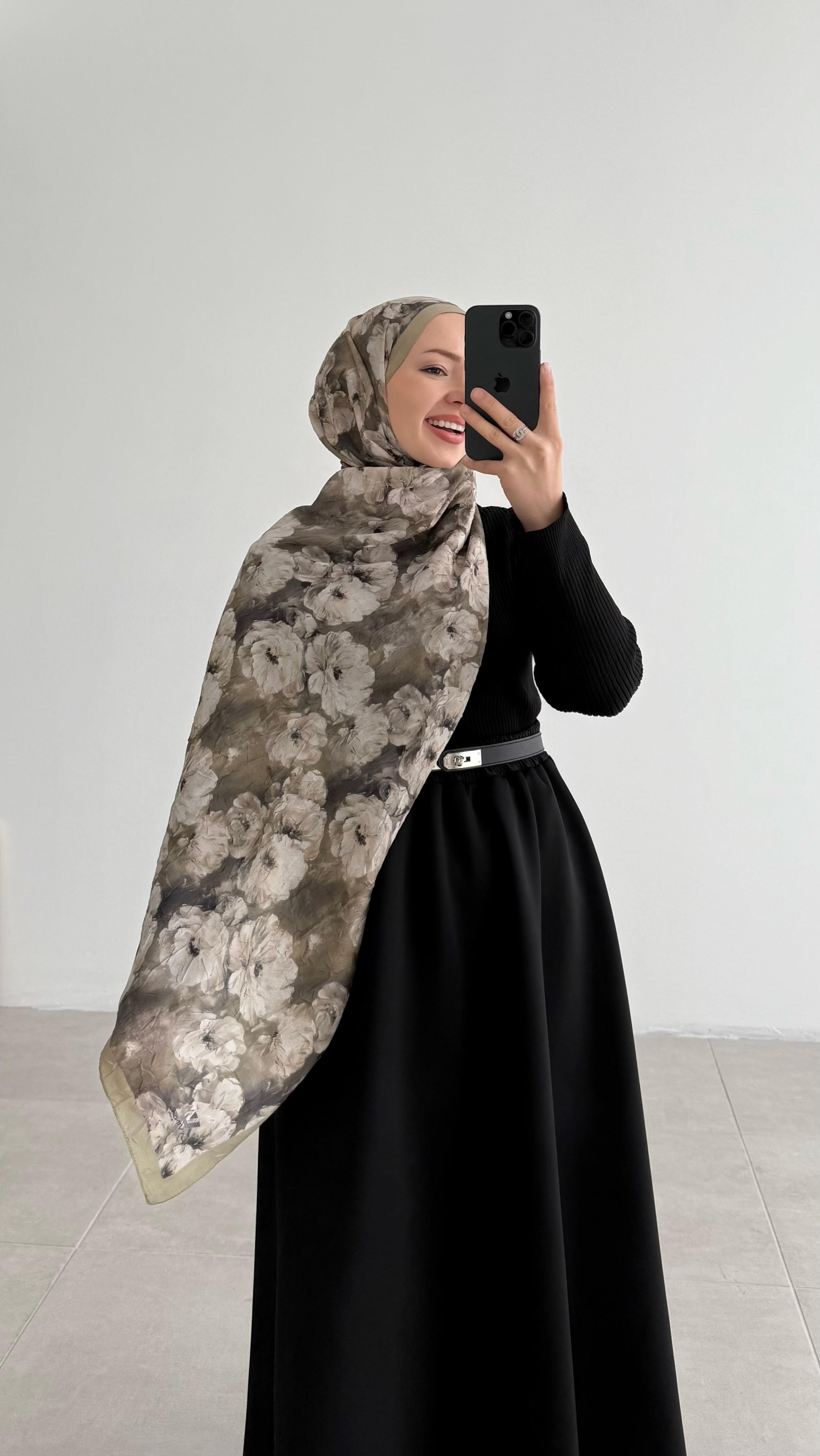 Noir Çiçekli Monogram Floş Yeşil Şal 